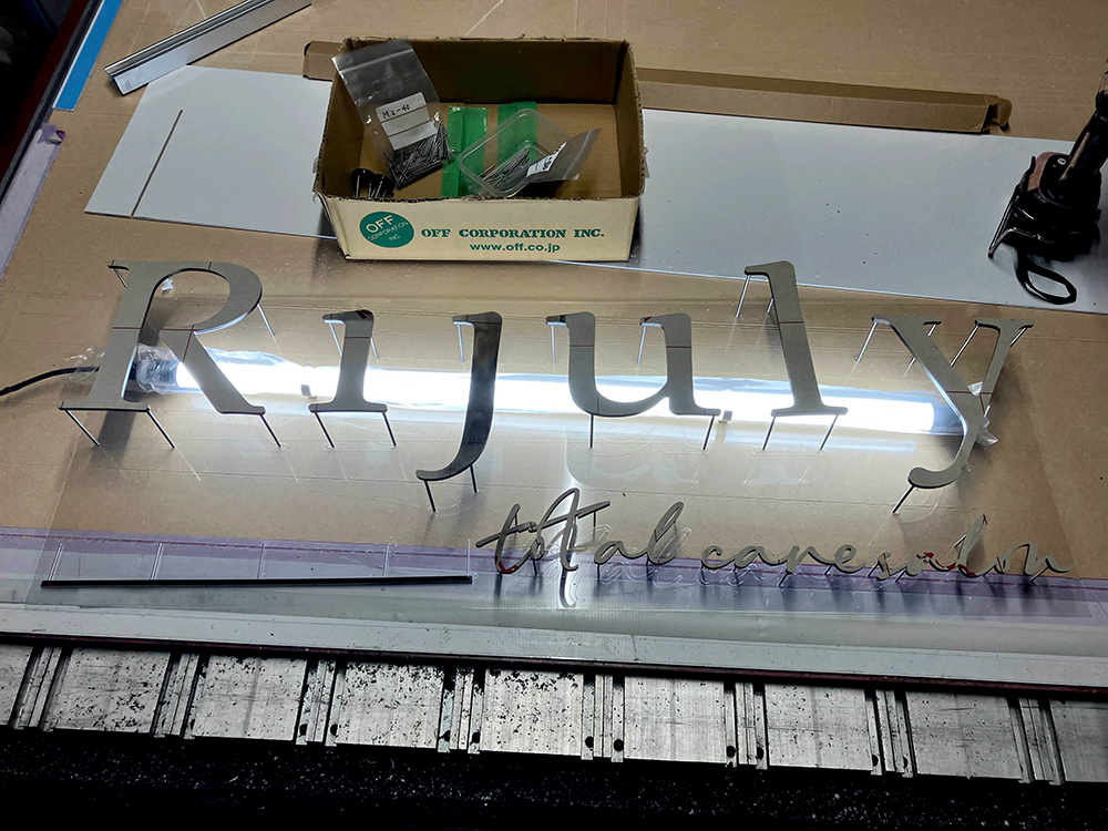 Rijuly（Total Care Salon） 様 （ロゴデザイン／ウィンドウグラフィックシートetc.）